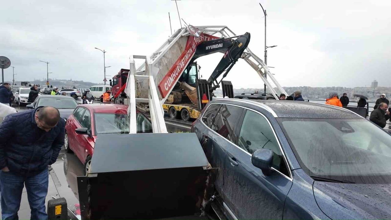 Üsküdar'da Ekskavatörlü Tır Kazası: 7 Araç Zarar Gördü