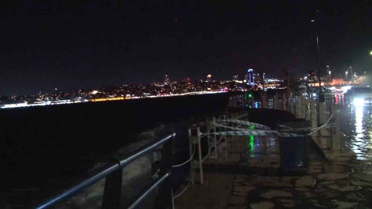 Üsküdar Sahili'nde Dev Dalgalar Görüntülendi