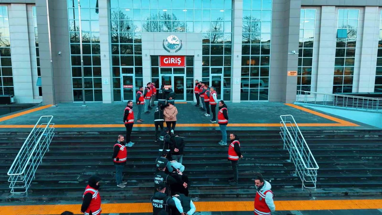 Uyuşturucu Tacirlerine Havadan Operasyon: 16 Tutuklama