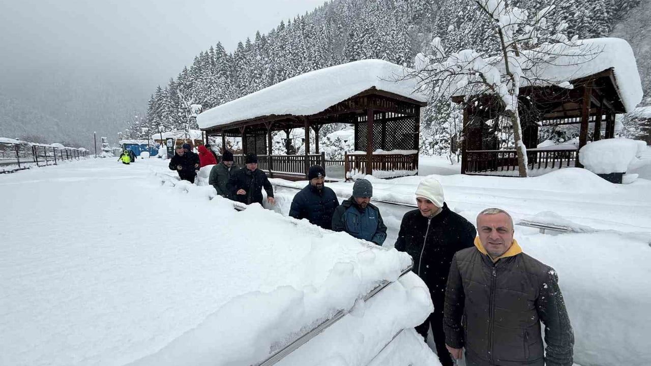 Uzungöl’de Kar Kalınlığı 1 Metreyi Aştı