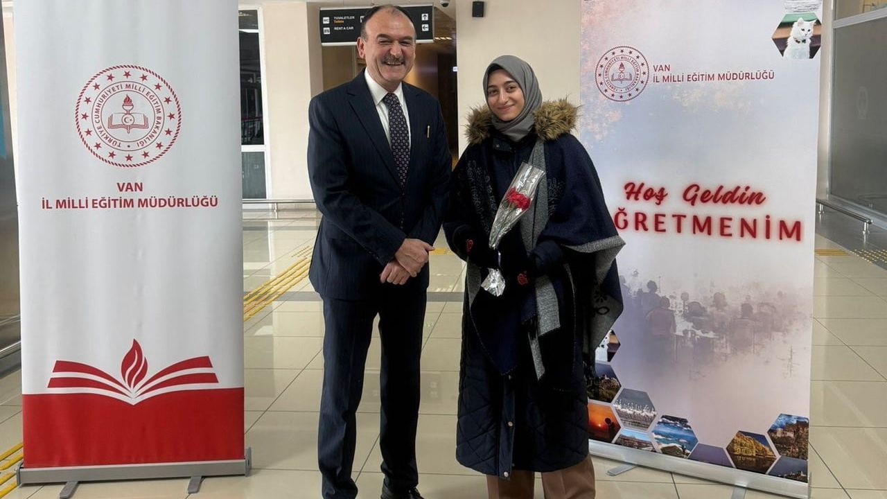 Van'a Atanan Öğretmenler Güllerle Karşılandı