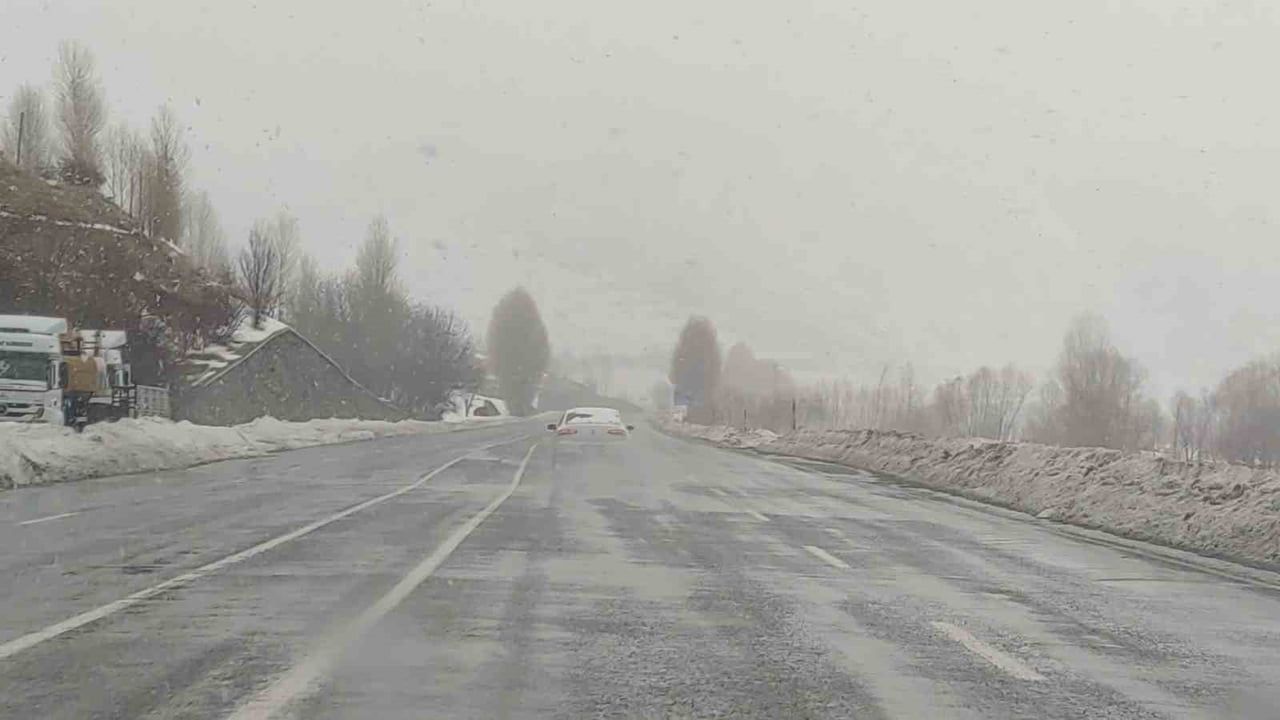 Van-Bitlis Yolunda Kar Yağışı Etkili