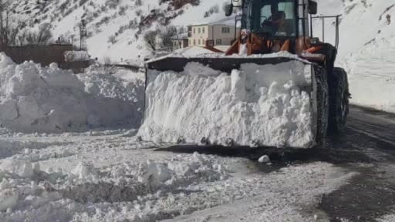 Van-Çatak Yolu Tek Şeritli Ulaşım İçin Açıldı