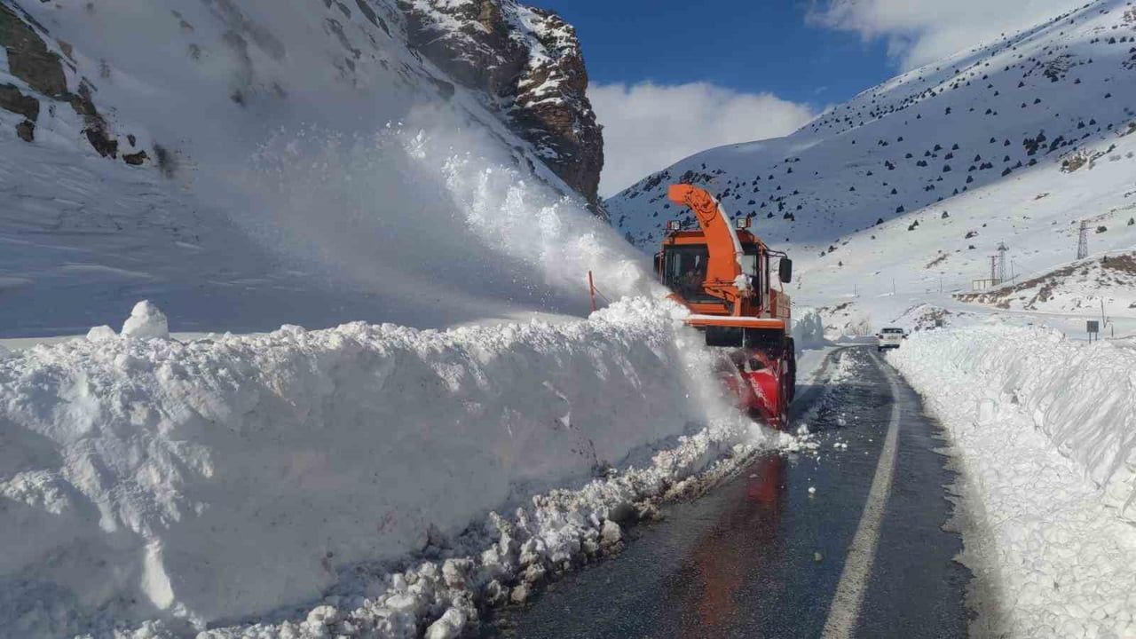 Van-Çatak Yolunda Çığ Temizleme Çalışmaları Devam Ediyor