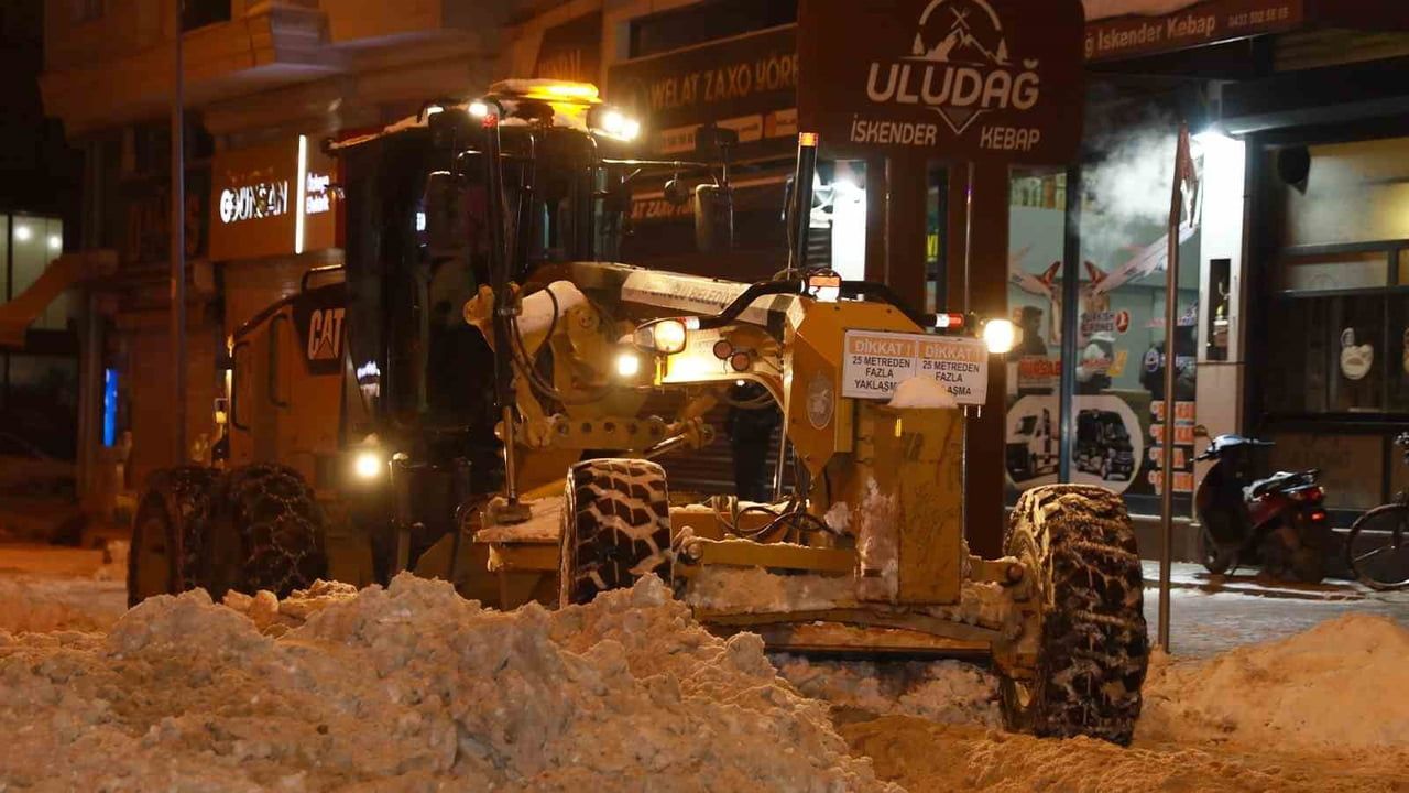 Van'da 341 Yerleşim Yerinin Yolu Kapandı