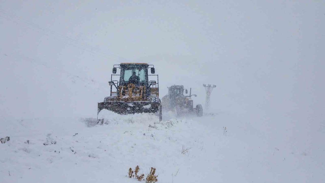 Van’da 671 Yerleşim Yeri Yoluna Kar Engeli