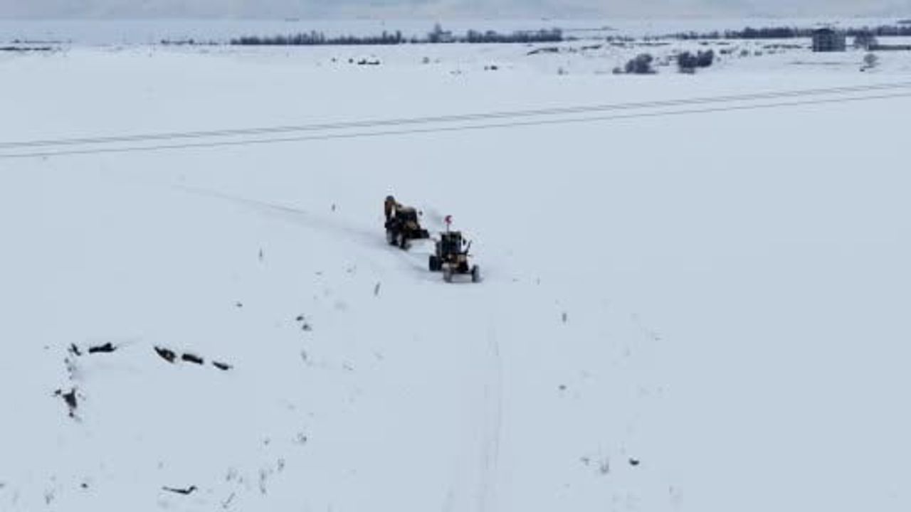 Van'da Kar Sonrası Yol Açma Çalışmaları Devam Ediyor