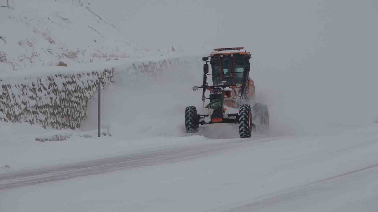 Van'da Kar Yağışı Nedeniyle Kapanan Yolların Durumu