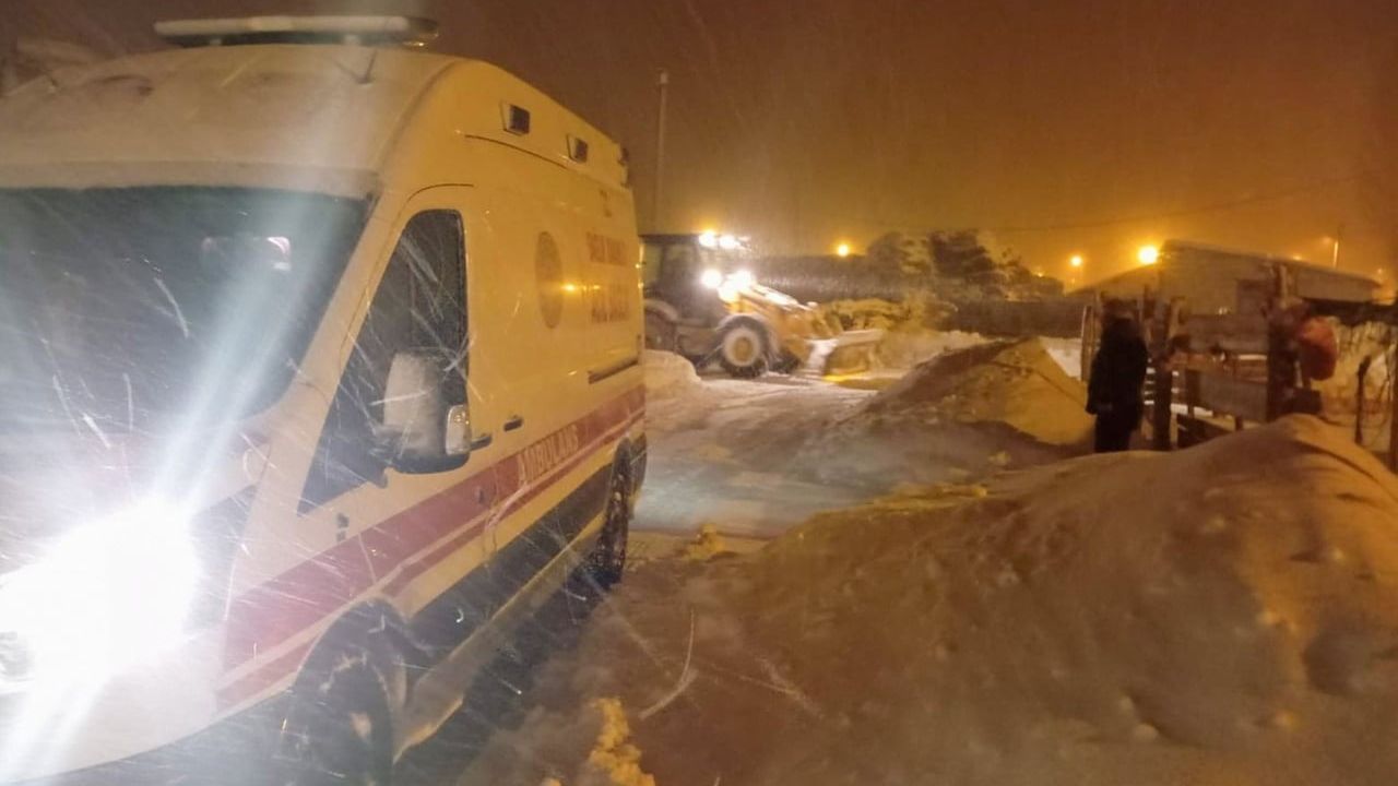 Van'da Kar Yağışı ve Fırtınaya Rağmen Kurtarma Çalışmaları