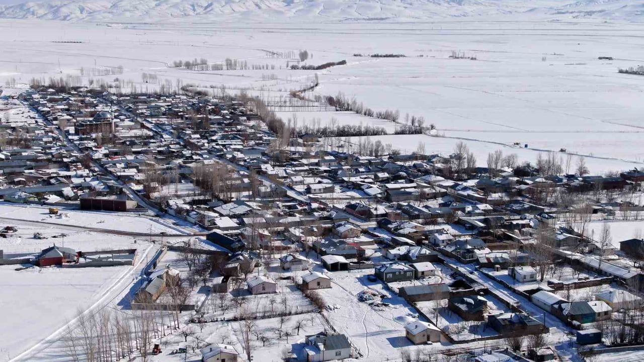 Van'da Kar Yağışıyla Beyaz Gelinlik Güzelliği