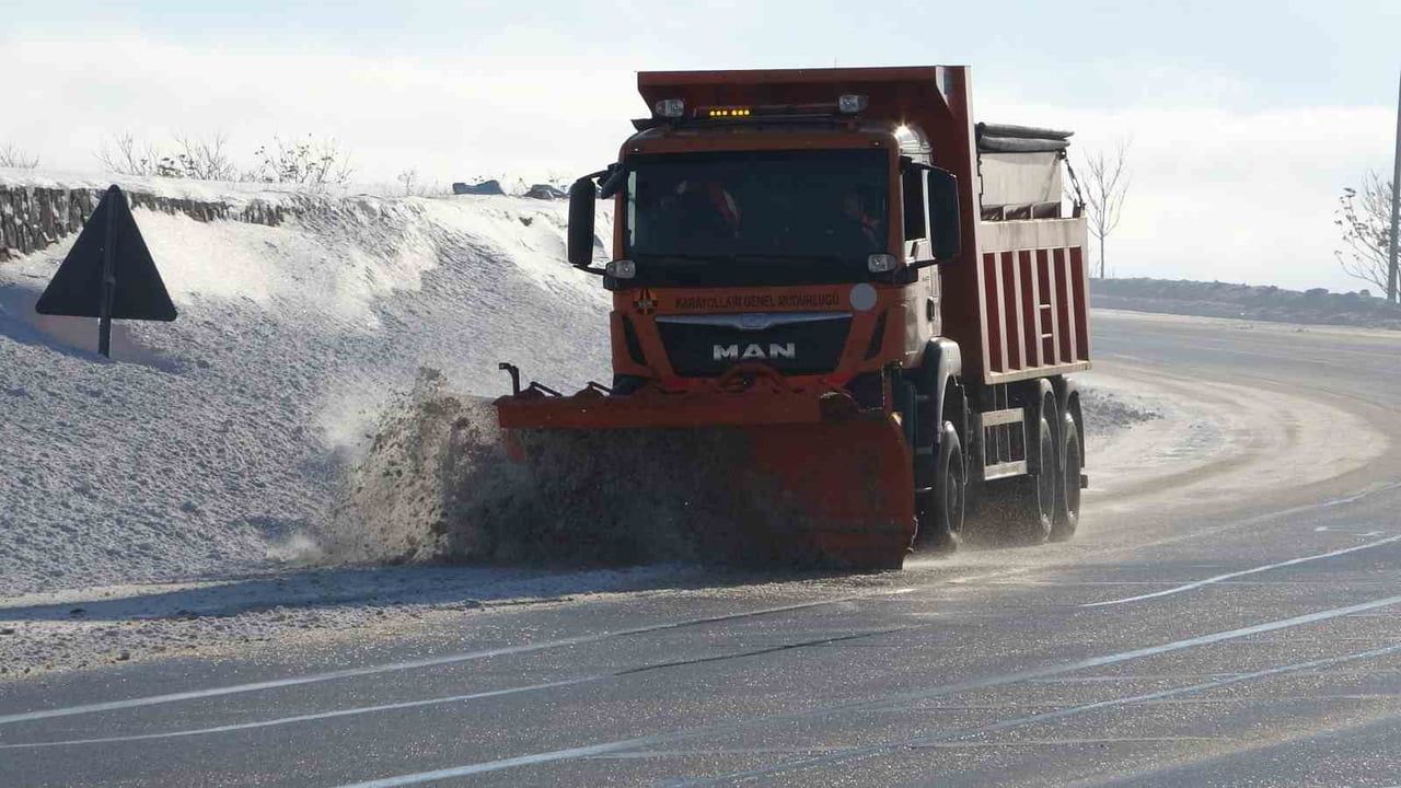 Van'da Karla Mücadele: 625 Yolun 408'i Açıldı