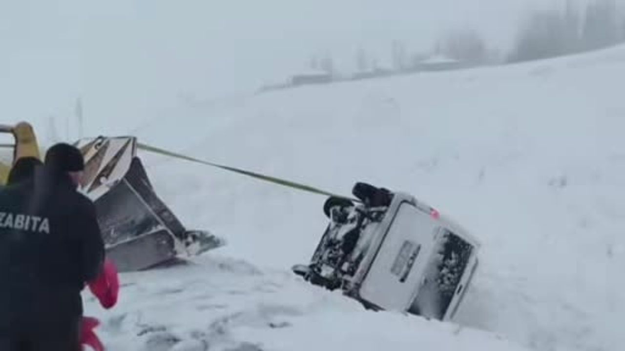 Van'da Kontrolden Çıkan Minibüs Kar Birikintisine Saplandı