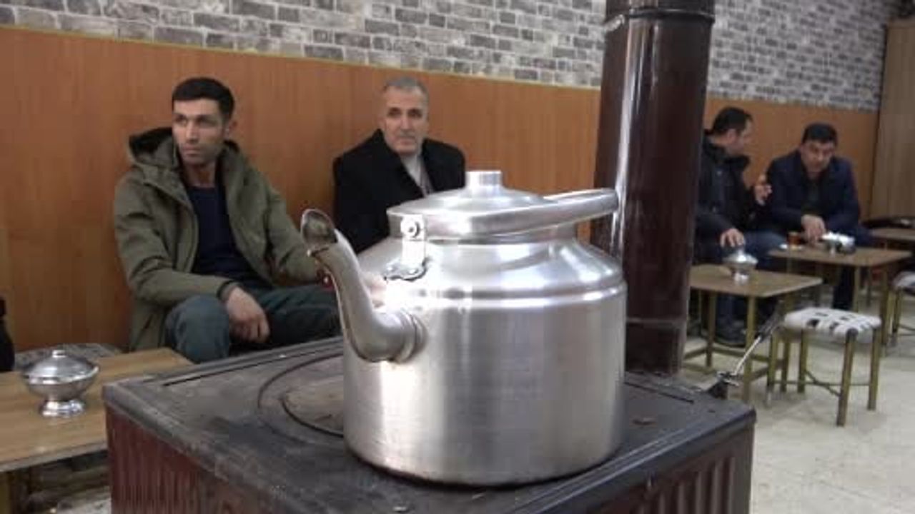 Van'da Soba Üzerinde Demlenen Kış Çayları Nestleyerek Geliyor