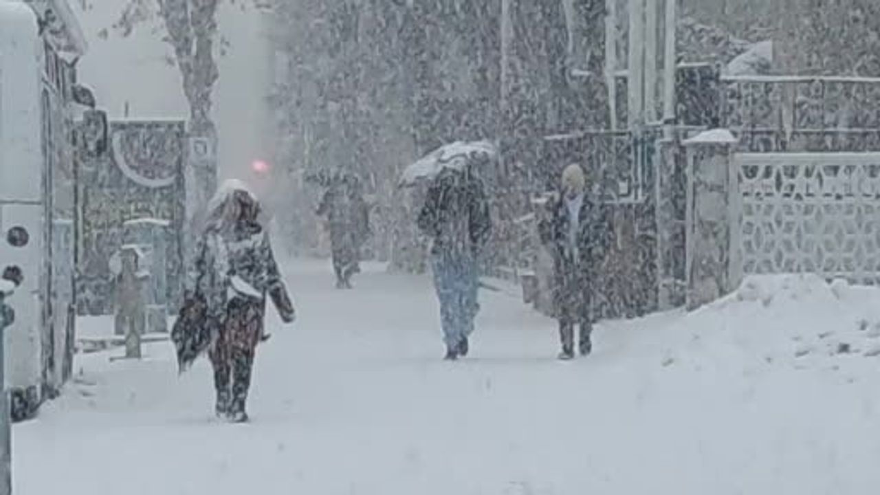 Van'da Yoğun Kar Yağışı: 405 Yerleşim Yeri Kapandı
