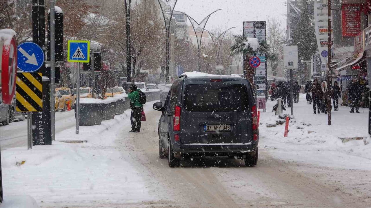 Van'da Yoğun Kar Yağışı Etkisi: 625 Yol Kapandı, Okullar Tatil