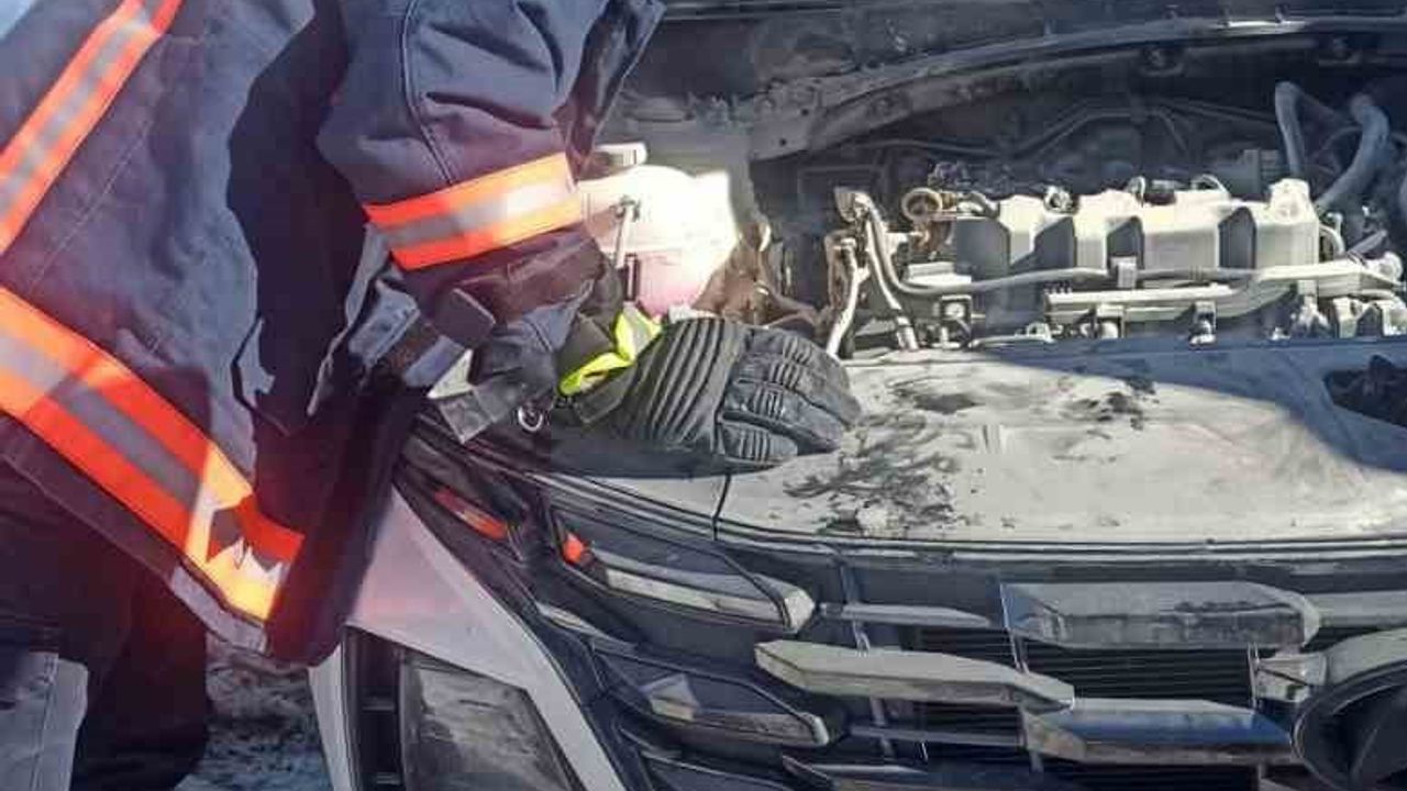 Van Edremit'te Seyir Halindeki Otomobil Yandı