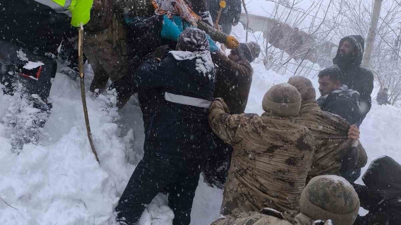 Van'ın Çatak İlçesinde Çığ Faciası: Gülnaz Bitik Kurtarıldı
