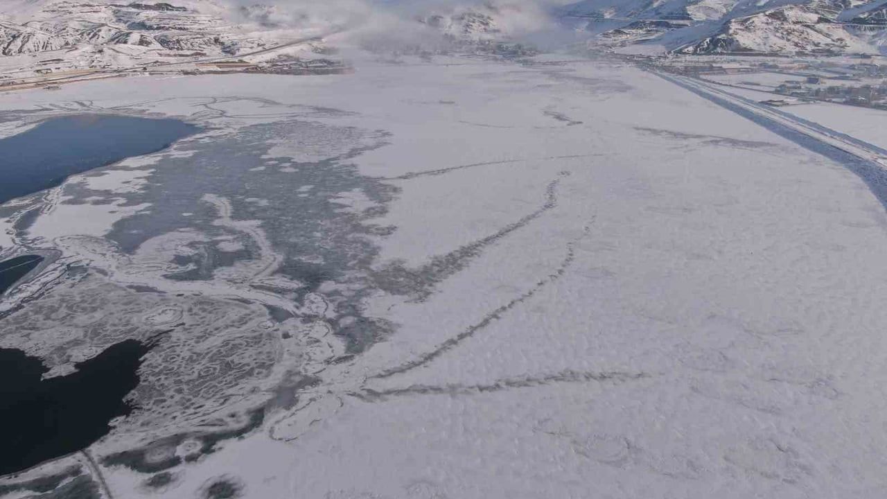 Van'ın Sıhke Göleti Dondu: Sibirya Soğukları Etkisini Gösteriyor