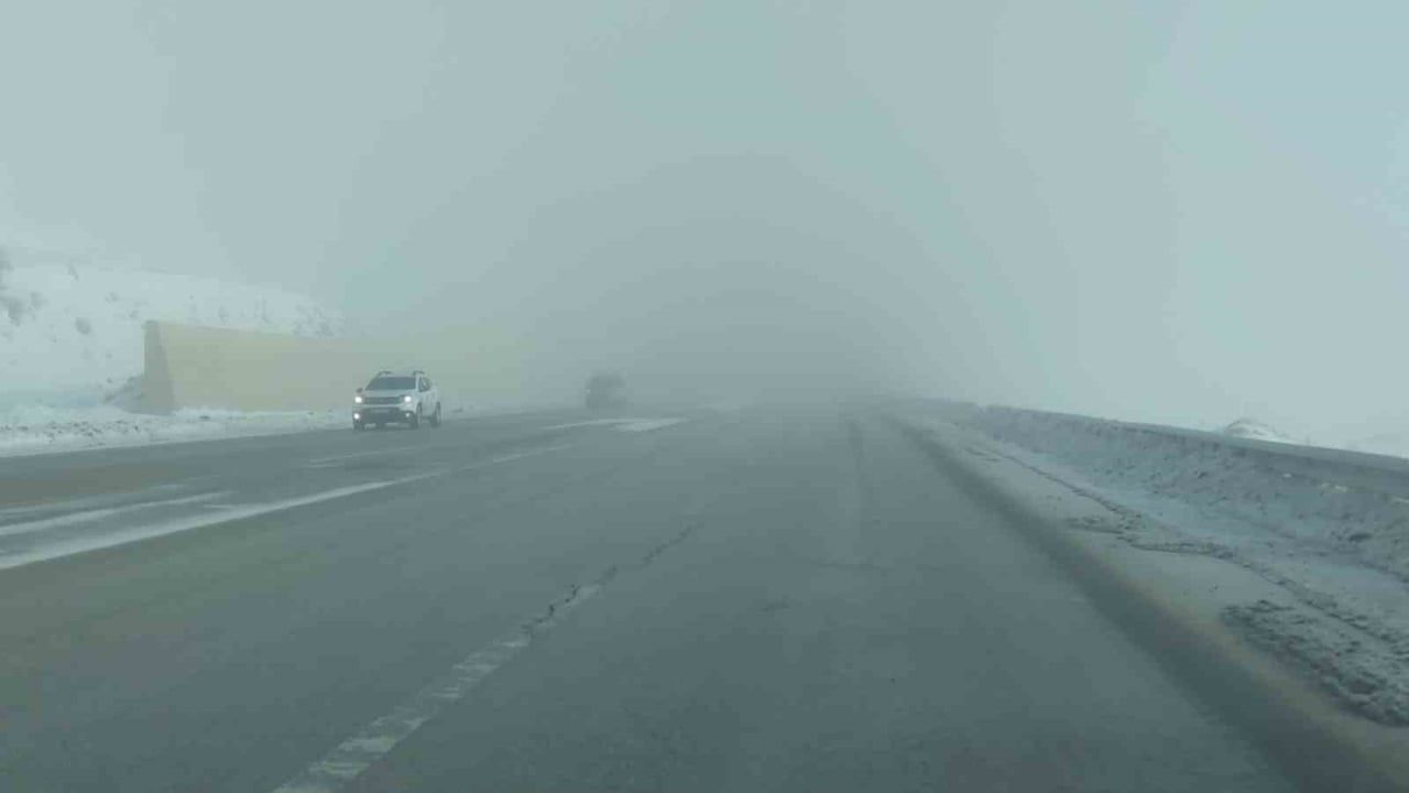 Van-Özalp Kara Yolunda Yoğun Sis Etkili