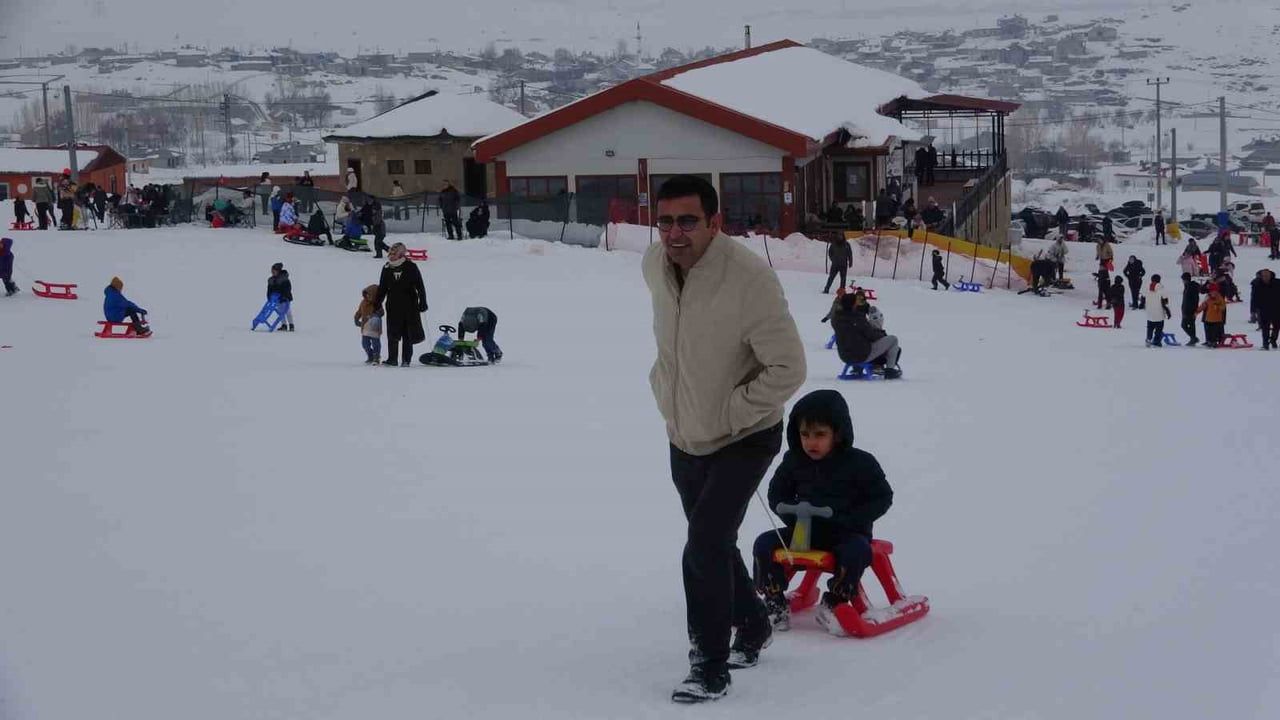 Vanlı Çocuklar Yarıyıl Tatilini Kayak Merkezinde Değerlendiriyor