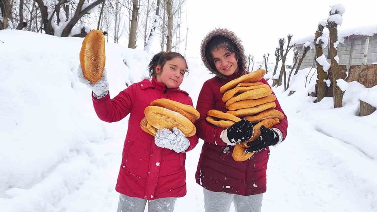 Yaban Hayvanlarına Şefkat Eli Uzatan Kız Kardeşler