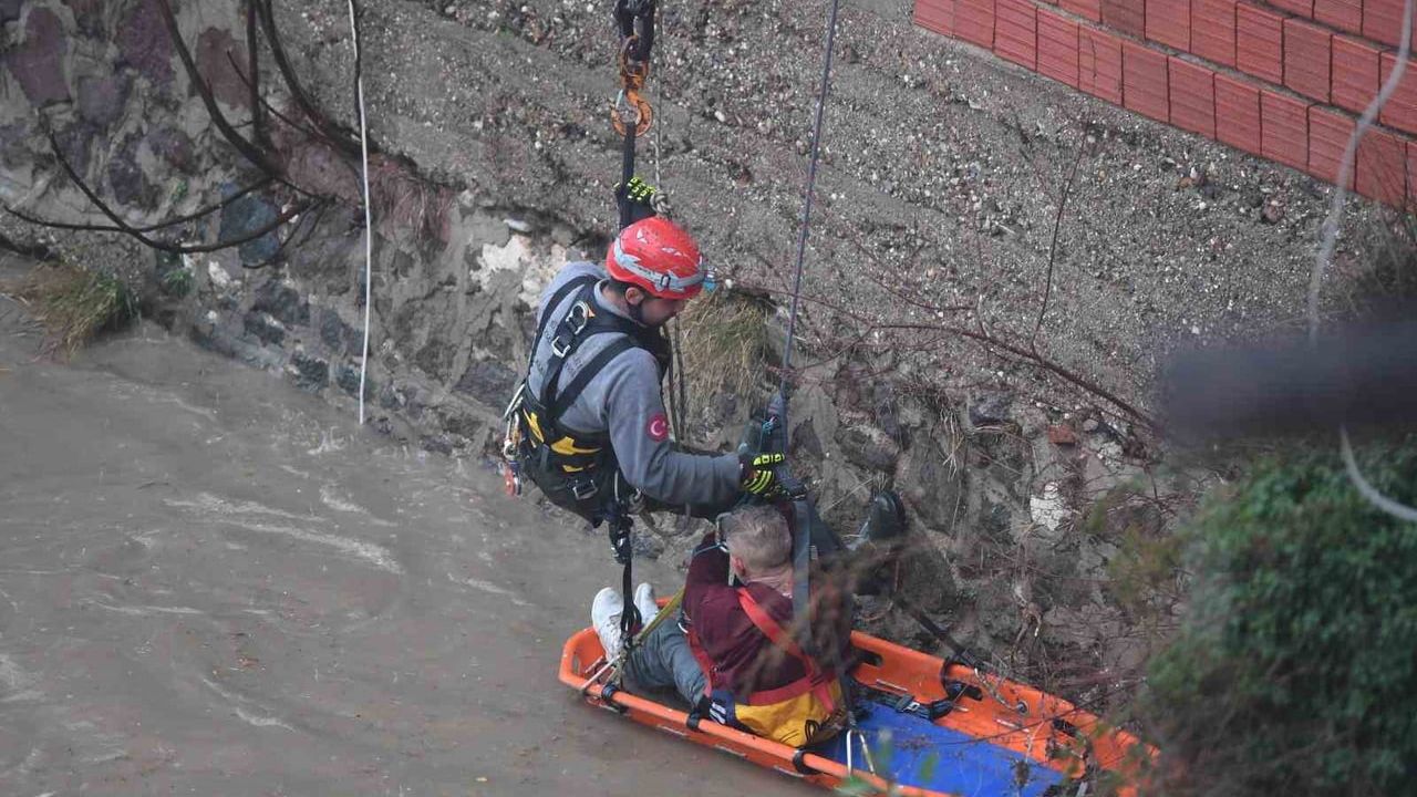 Yağmur Suları Yükseldi, Vatandaş İtfaiye Tarafından Kurtarıldı