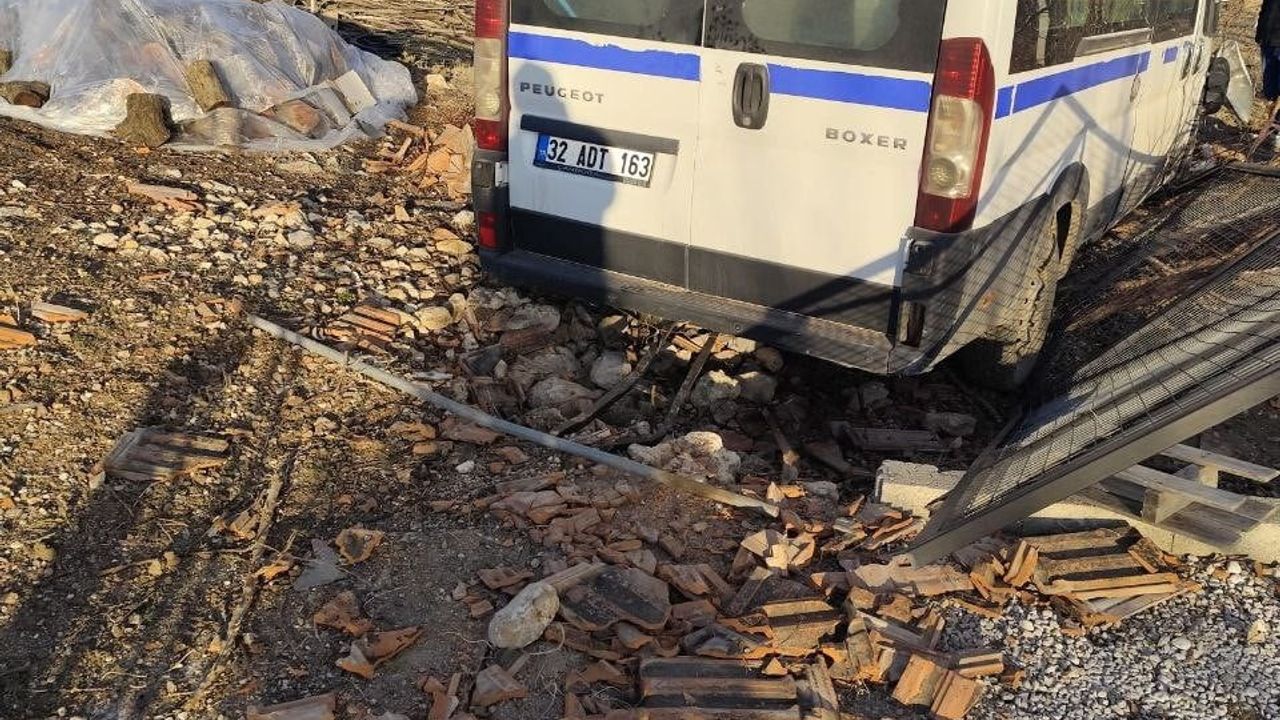 Yalvaç'ta Kontrolden Çıkan Araç Bahçe Evine Çarptı: 1 Yaralı