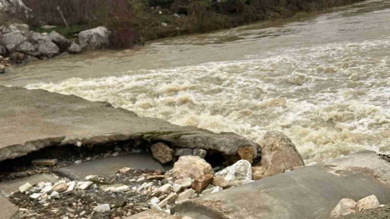 Yamanlı Mahallesi'ndeki Hasarlı Köprü Tehlike Saçıyor