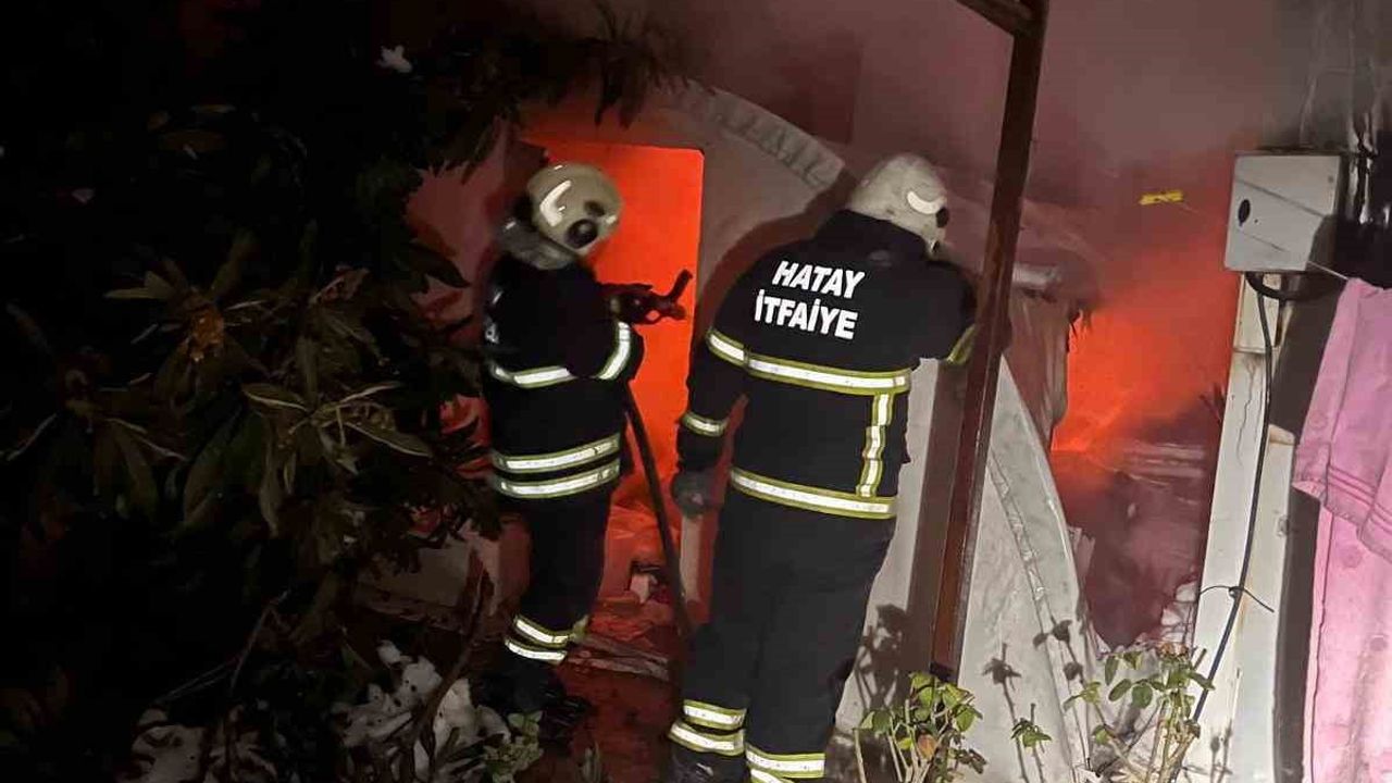 Yangında Depremzedelerin Konteyneri ve Çadırı Kullanılamaz Hale Geldi