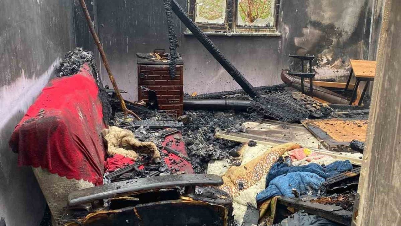 Yangında İki Katlı Ev Kullanılamaz Hale Geldi