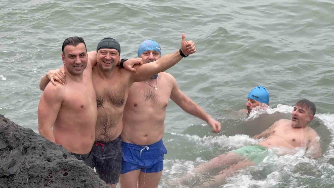 Yeni Yılın İlk Günü Buz Gibi Denizde Yüzme Keyfi