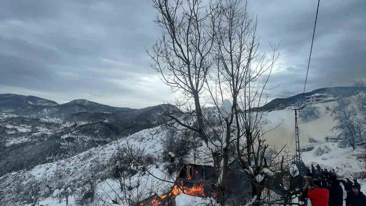 Yenice'de Ahşap Ev Yangını