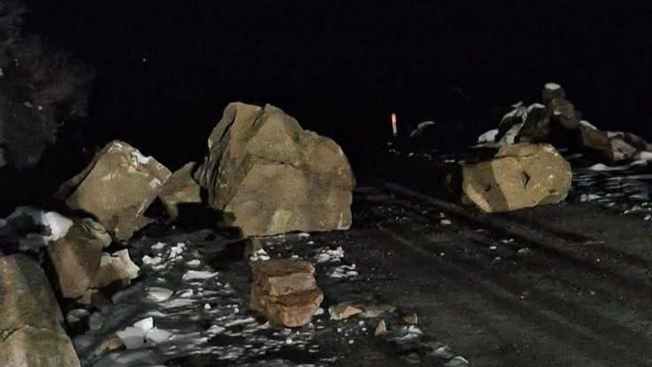 Yenice'de yol kaya düşmesi nedeniyle kapandı