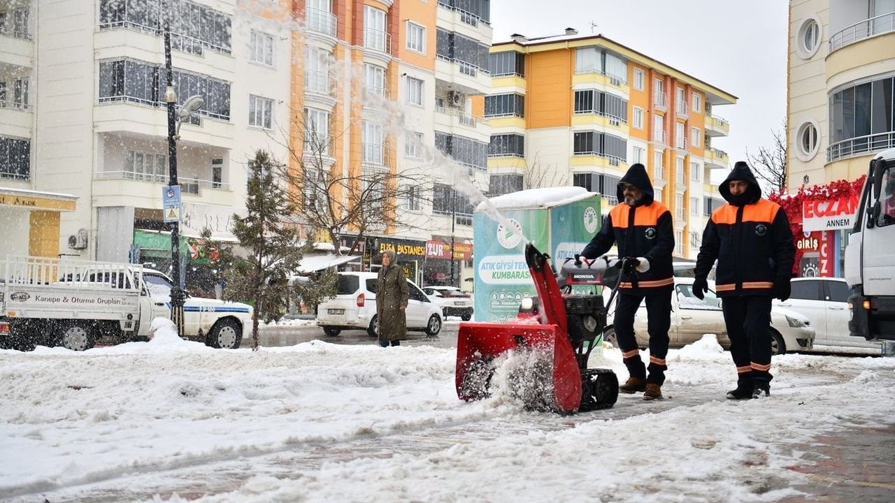 Yeşilyurt Belediyesi Karla Mücadele Çalışmalarını Sürdürüyor