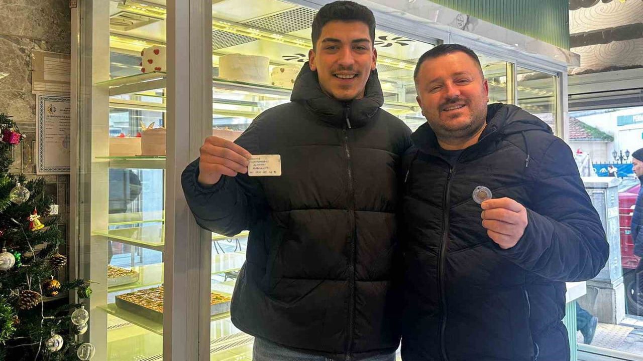 Yılbaşı Pastasından Altın Sürprizi