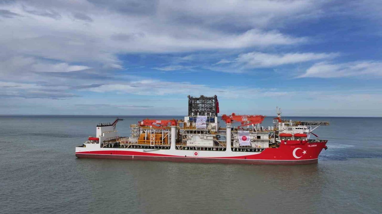 Yıldırım Derin Deniz Sondaj Gemisi Filyos Limanı'nda Havadan Görüntülendi