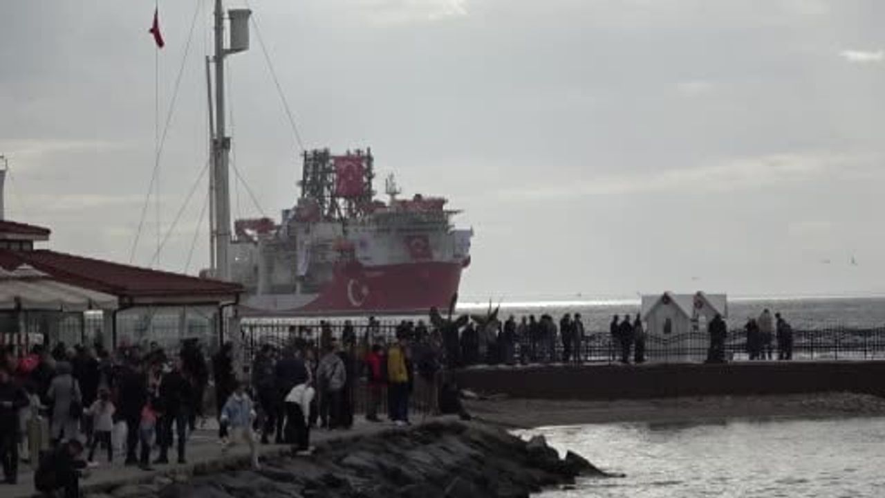 Yıldırım Sondaj Gemisi Çanakkale Boğazı'ndan Geçti