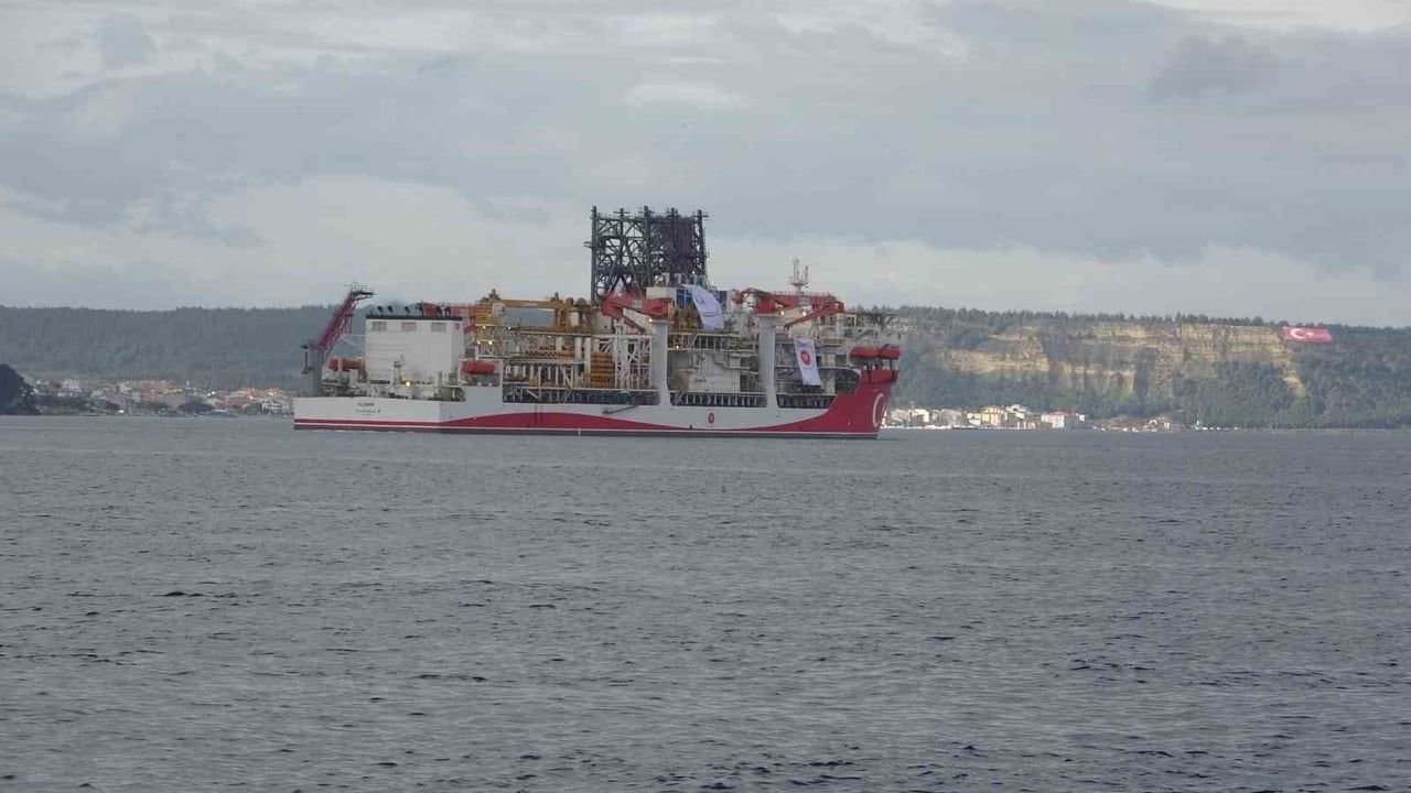 Yıldırım Sondaj Gemisi Çanakkale Boğazı'ndan Geçti
