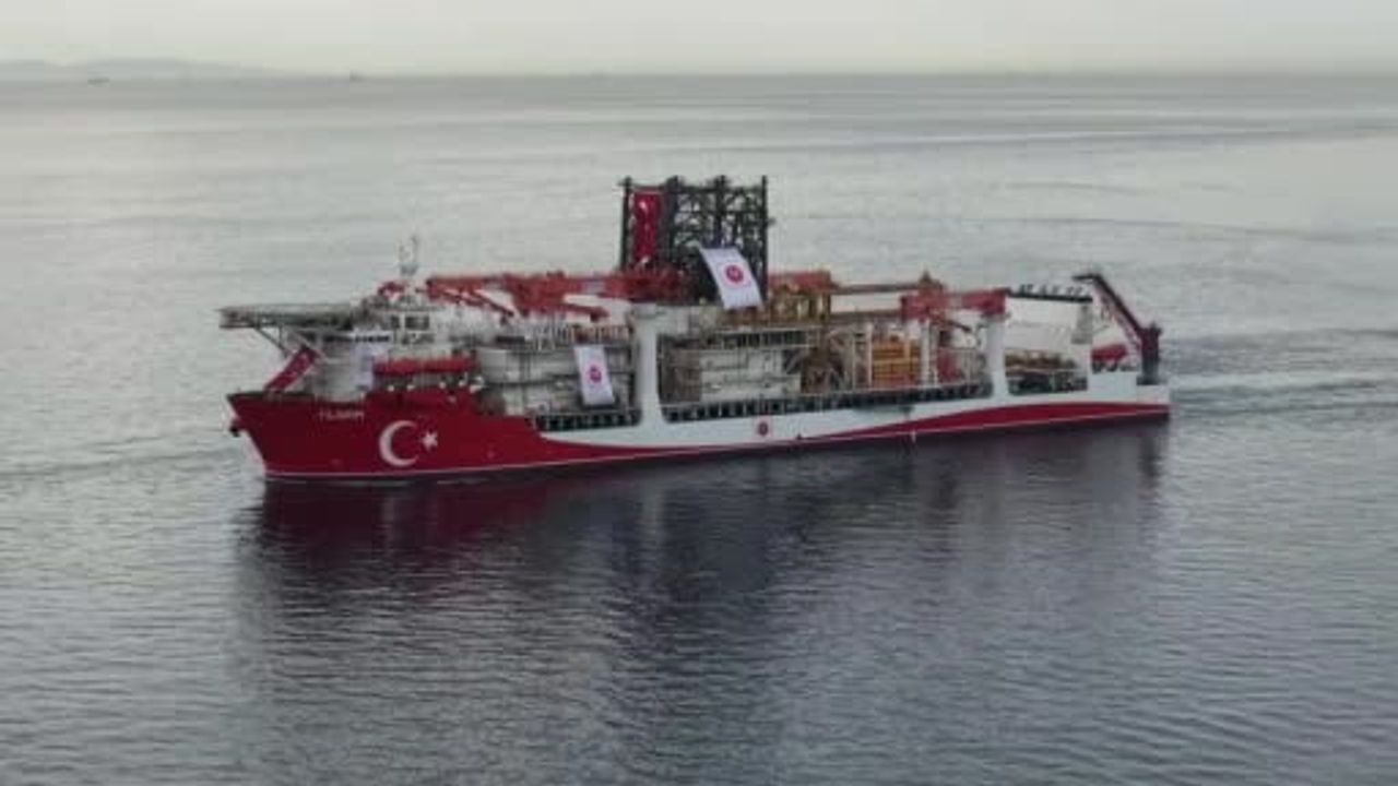 Yıldırım Sondaj Gemisi İstanbul Boğazı'na Yaklaştı