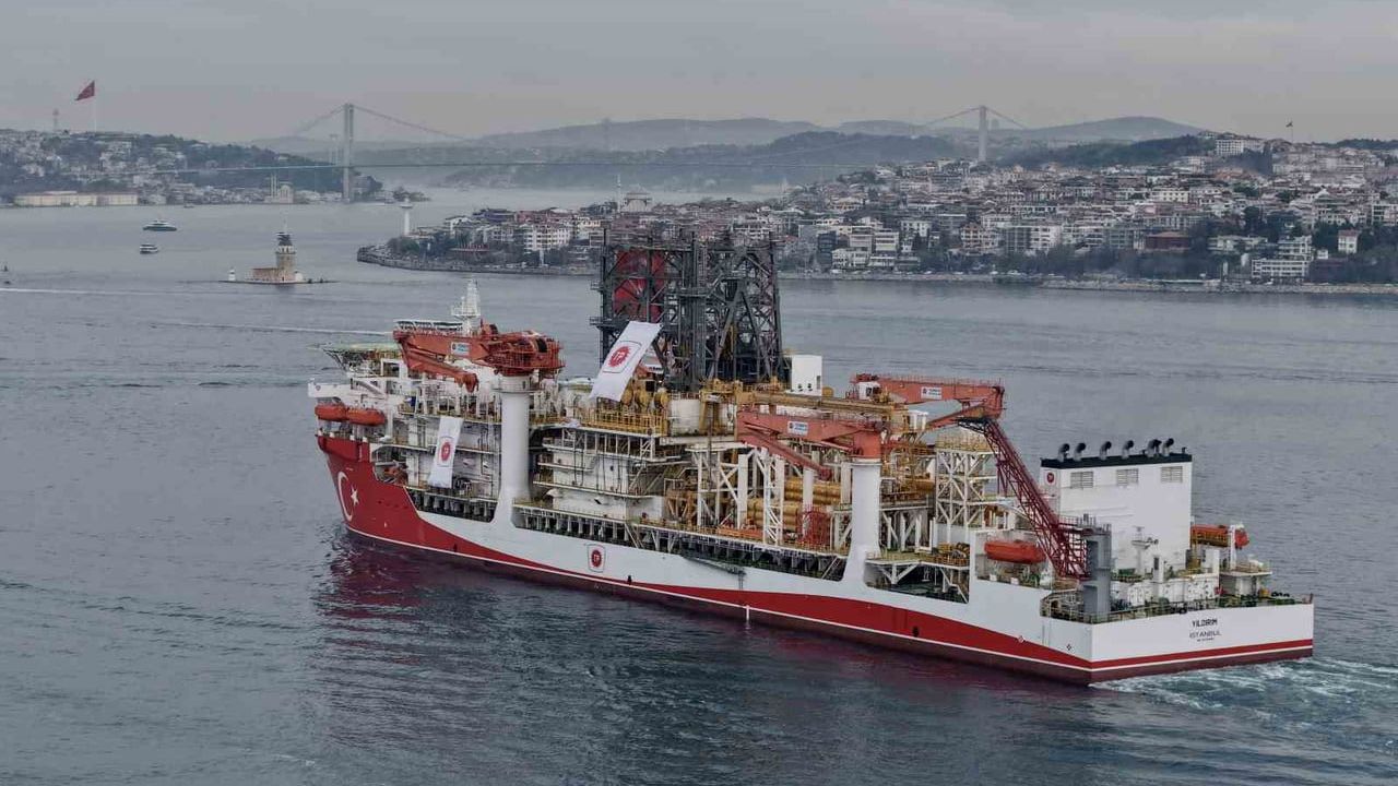 Yıldırım Sondaj Gemisi İstanbul Boğazı'ndan Geçti