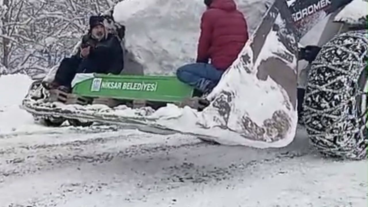 Yolda Kalan Cenaze, İş Makinesiyle Taşındı