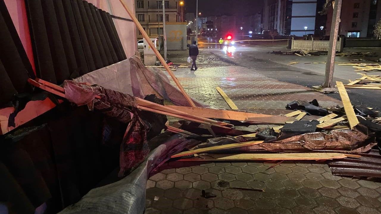 Yozgat'ta Fırtına Çatıları Uçurdu