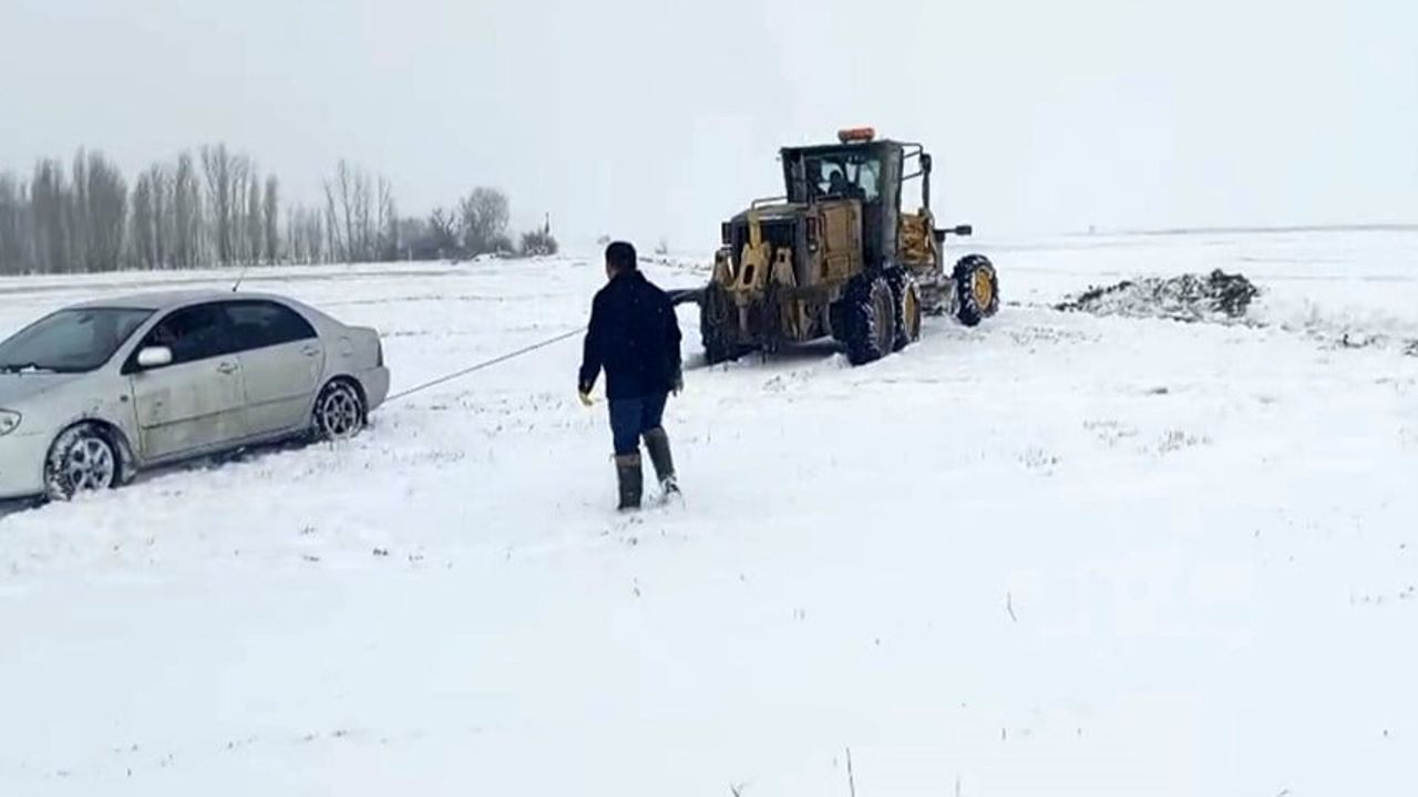 Yozgat’ta Kar Yağışı Nedeniyle Mahsur Kalan Araç Kurtarıldı