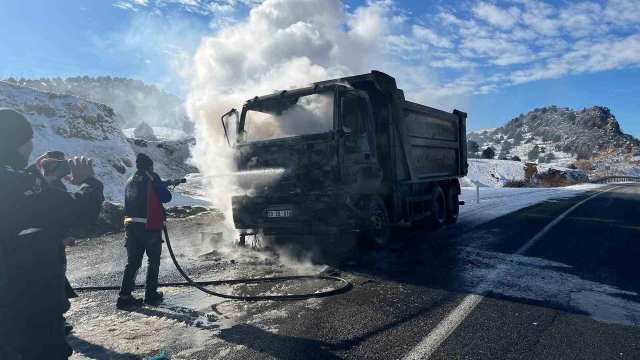 Yozgat'ta Seyir Halindeki Kamyon Yangını