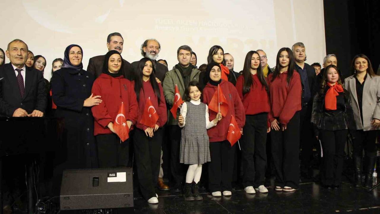 Yücel Arzen Hacıoğulları Öğrencilerle Amasya'da Sahne Aldı