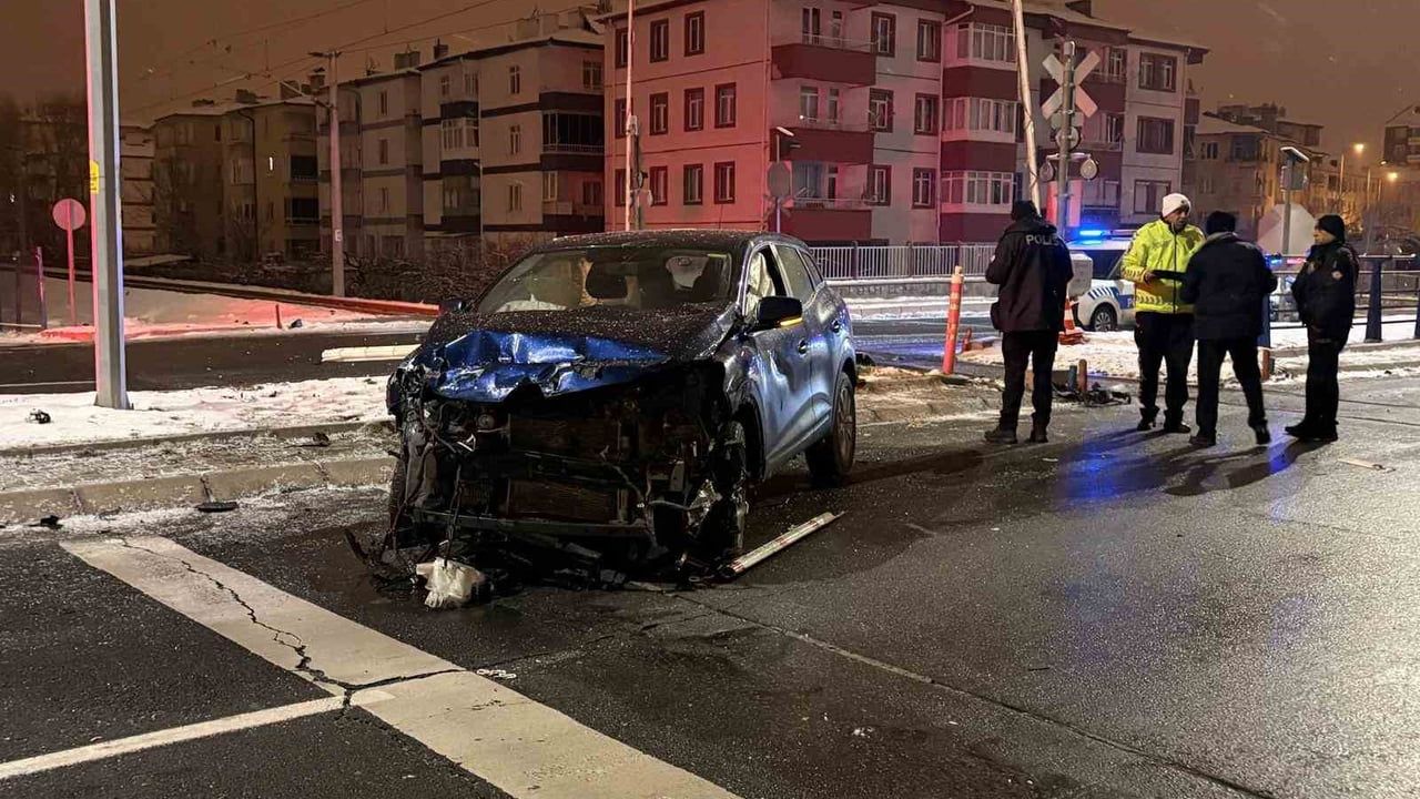 Yük Treniyle Çarpışan SUV Sürücüsü Sağ Kurtuldu