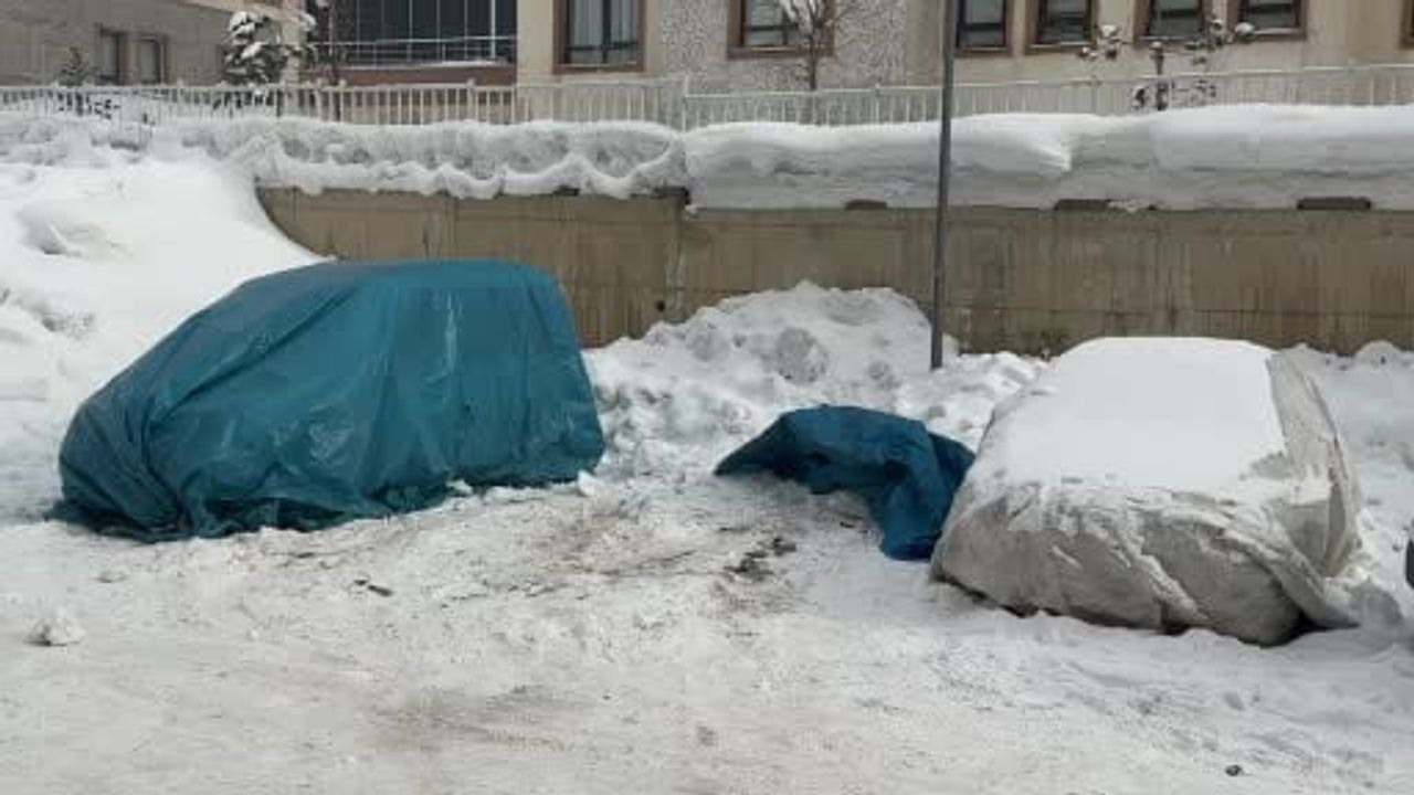 Yüksekova'da Buz Devri Etkili: Araçlar Brandayla Korunuyor