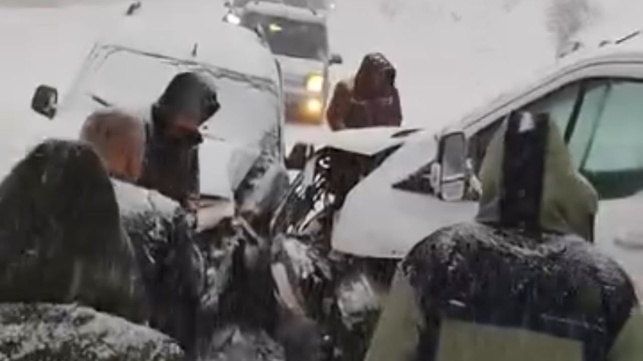 Yüksekova'da Buzlu Yolda Kamyonet Çarpışması