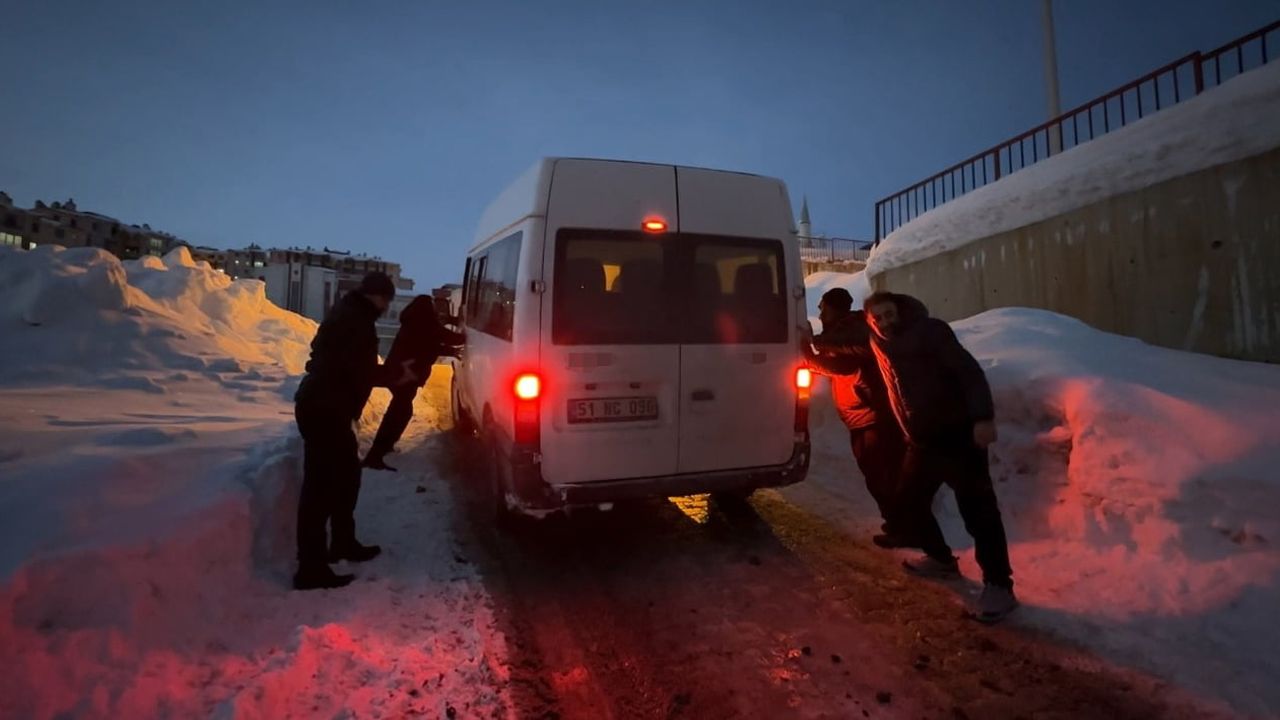 Yüksekova'da Buzlu Yolda Mahsur Kalan Minibüs Kurtarıldı