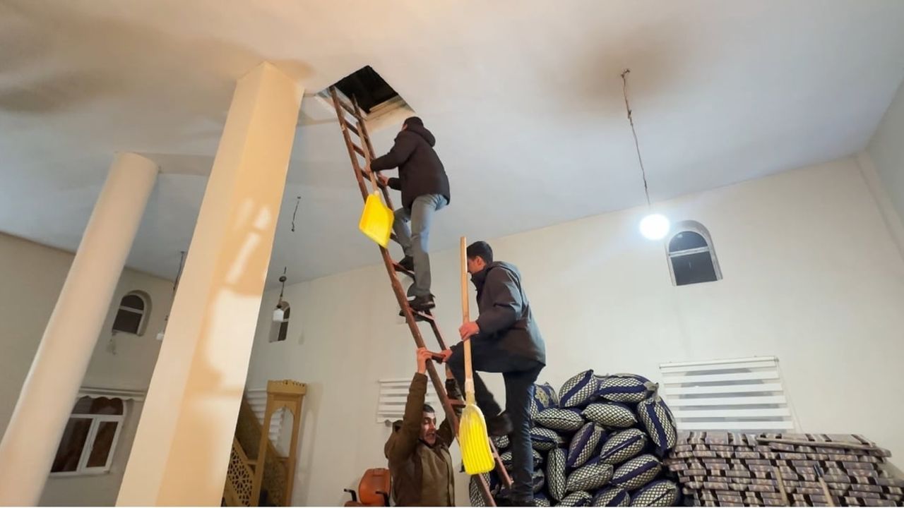 Yüksekova'da Cami Çatısının Çökmesi Panik Yarattı